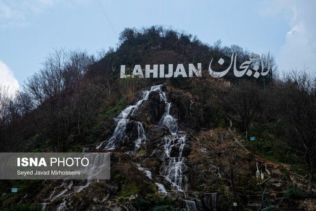 نمایش مجسمه های چوبی در لاهیجان