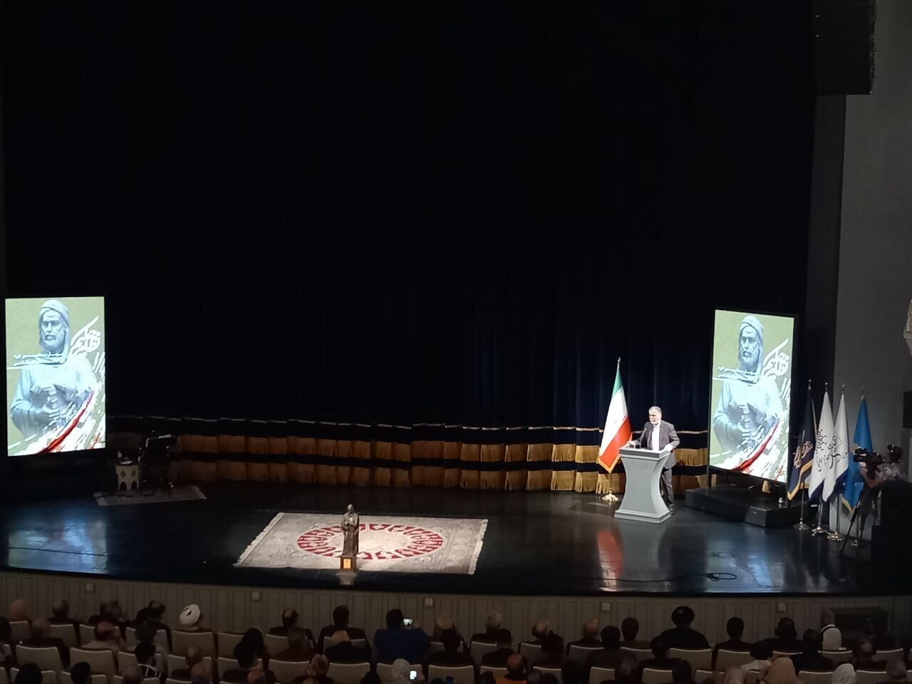 دبی | وزیر فرهنگ وزیر فرهنگ: حکیم نظامی گامی ماندگار در ادبیات ایران و ایرانی برداشت